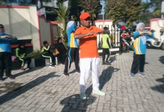 Pengurus, pegawai, relawan PMI Kabupaten Jember bersama siswa dan guru SLB-C Tunagrahita TPA Jember mengikuti senam bersama di halaman Markas PMI Jember dalam rangka memperingati Hari Palang Merah Sedunia 2026, Jumat (08/05/2026).