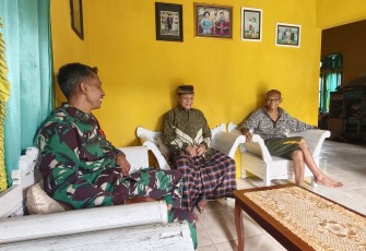 Babinsa Koramil 01/Pacitan Kodim 0801/Pacitan Pelda Dwi Santoso menjalin rasa keakraban serta kebersamaan yang baik dengan warga di salah satu rumah warga di Desa Sedeng, Kec/Kab.Pacitan, pada Selasa (17/2/2026).