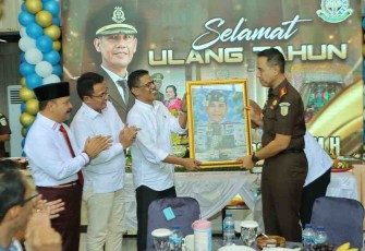 Ketua DPRD Kota Batam Muhammad Kammaludin saat Menyampaikan Ucapan Selamat Ulang Tahun untuk Kajari Batam