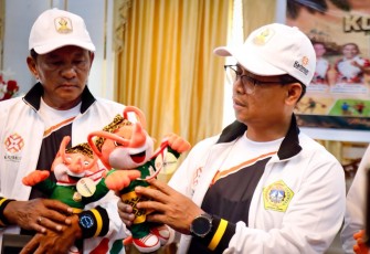 Bupati Karimun Iskandarsyah memberikan keterangan kepada awak media terkait kesiapan Kabupaten Karimun sebagai tuan rumah POPDA X Tingkat Provinsi Kepulauan Riau Tahun 2026. 