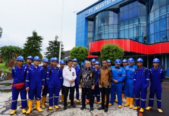 Direktur Kursus dan Pelatihan (Kemendikdasmen), Yaya Sutarya, saat memberikan pesan motivasi kepada 18 (delapan belas) murid yang akan melaksanakan magang PT Industri Kapal Indonesia (IKI) di Makassar, Senin (2/2). 
