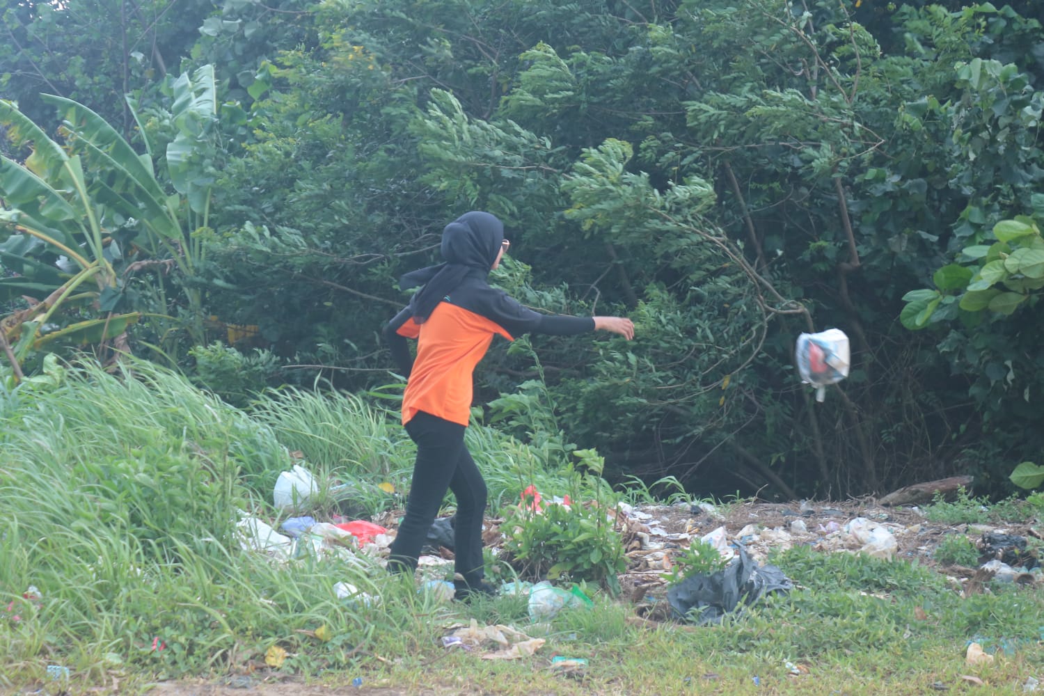 Berserak tumpukan sampah bercampur kepingan kayu dan bambu dibeberapa titik lokasi disekitaran pantai Jakat Bengkulu.