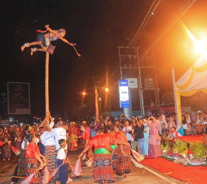 Salah satu tarian tradisional suku Flores, saat pawai Budaya