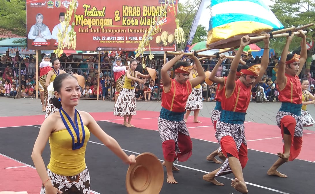 Siswa-siswi peserta Kirab Budaya Kota Wali saat tampil di panggung kehormatan. 
