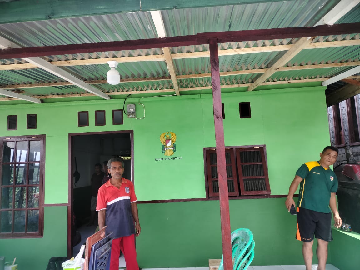 Garvin Karaki kaos merah warga kelurahan Tandurusa yang rumahnya masuk pada sasaran fisik program TMMD Ke-116 Kodim 1310/Bitung