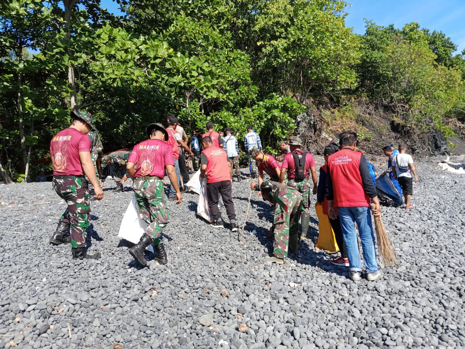 Personil gabungan saat melaksanakan karya bakti bersih-bersih pantai dan laut taman wisata alam (TWA) Batu Angus