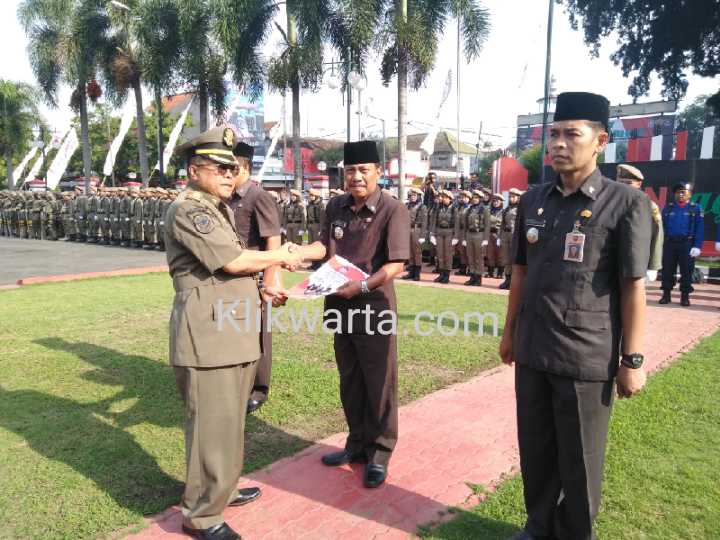 Plt Walikota Santoso saat memberikan penghargaan kepada sejumlah Camat kaitannya dengan prestasi pembayaran pajak 