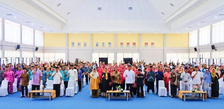 Gubernur Ansar Serahkan Bantuan Insentif Tahun Anggaran 2023 se-Kabupaten Bintan