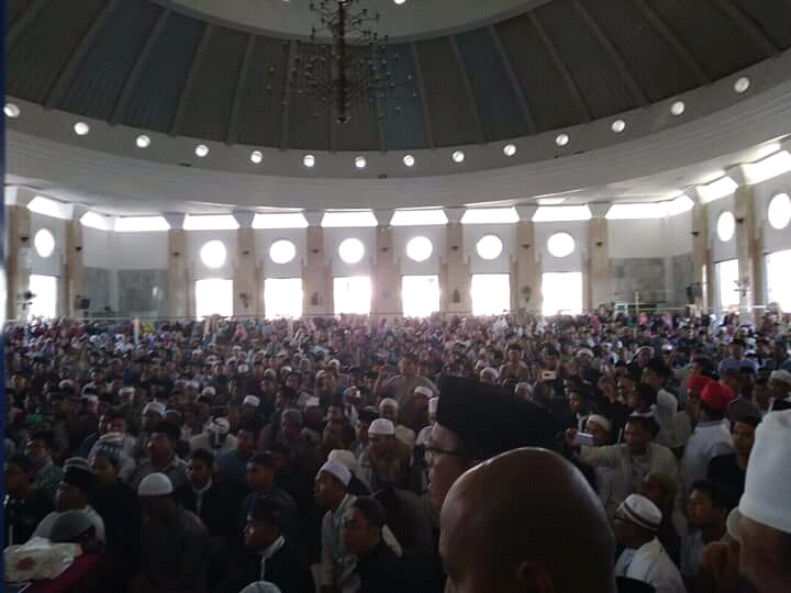 Ribuan Jemaah nampak khusyuk mengikuti tausiah Ustaz Adi Hidayat