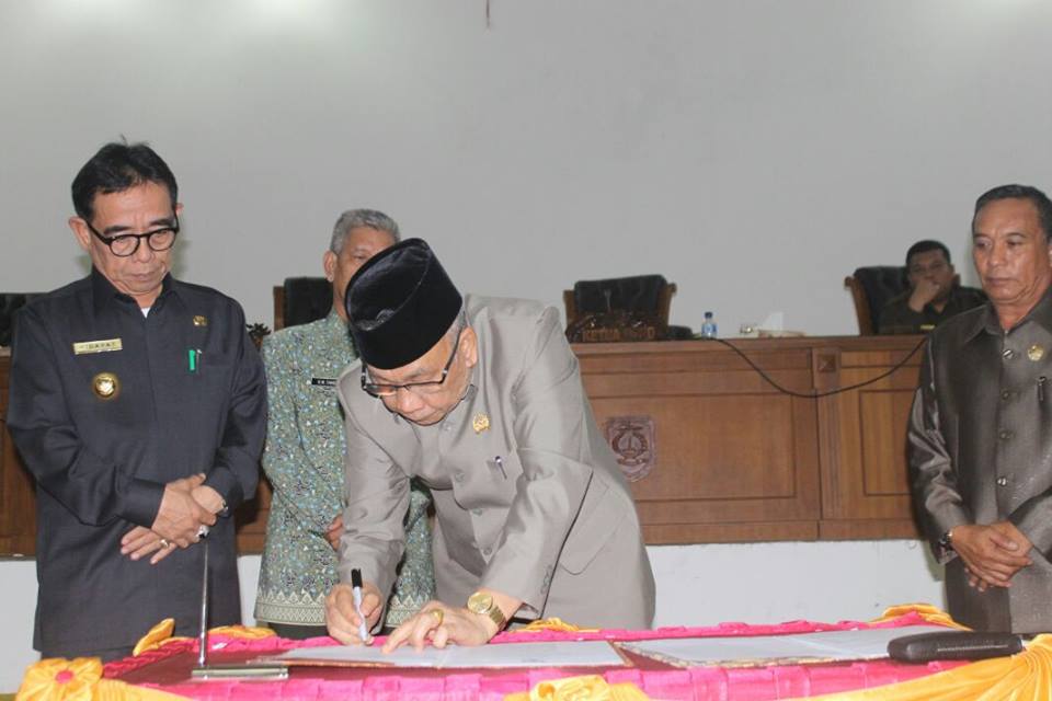 etua DPRD H. Badarudin teken raperda pertanggungjawaban pelaksanaan APBD TA 2016