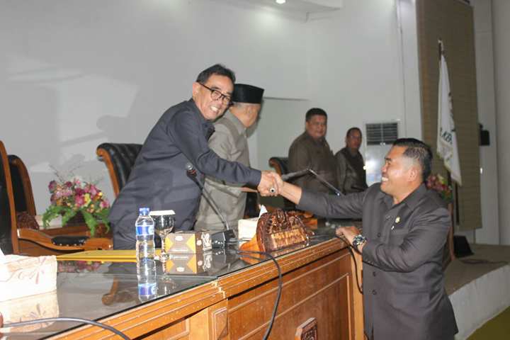 Ketua Pansus Raperda pertanggungjawaban pelaksanaan APBD TA 2016 Armin Jaya memberikan rekomendasi ke Bupati Kepahiang atas realisasi anggaran 2016.