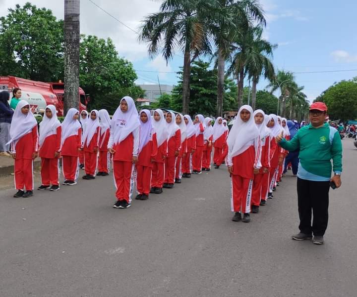 Foto bersama kepala Mts Negeri 1 Bitung Drs. Hi. Sudarto Katijo, M.Pdi bersama salah satu barisan peserta dr Mts Negeri 1 Bitung