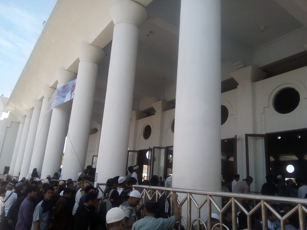 Nampak masyarakat rela mendengar tausiah ustaz Adi Hidayat hingga di teras Masjid