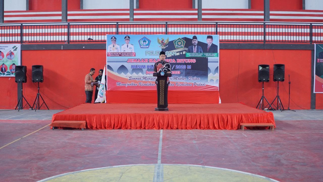 Wakil walikota Bitung Hengky Honandar saat melepas jamaah haji Kota Bitung