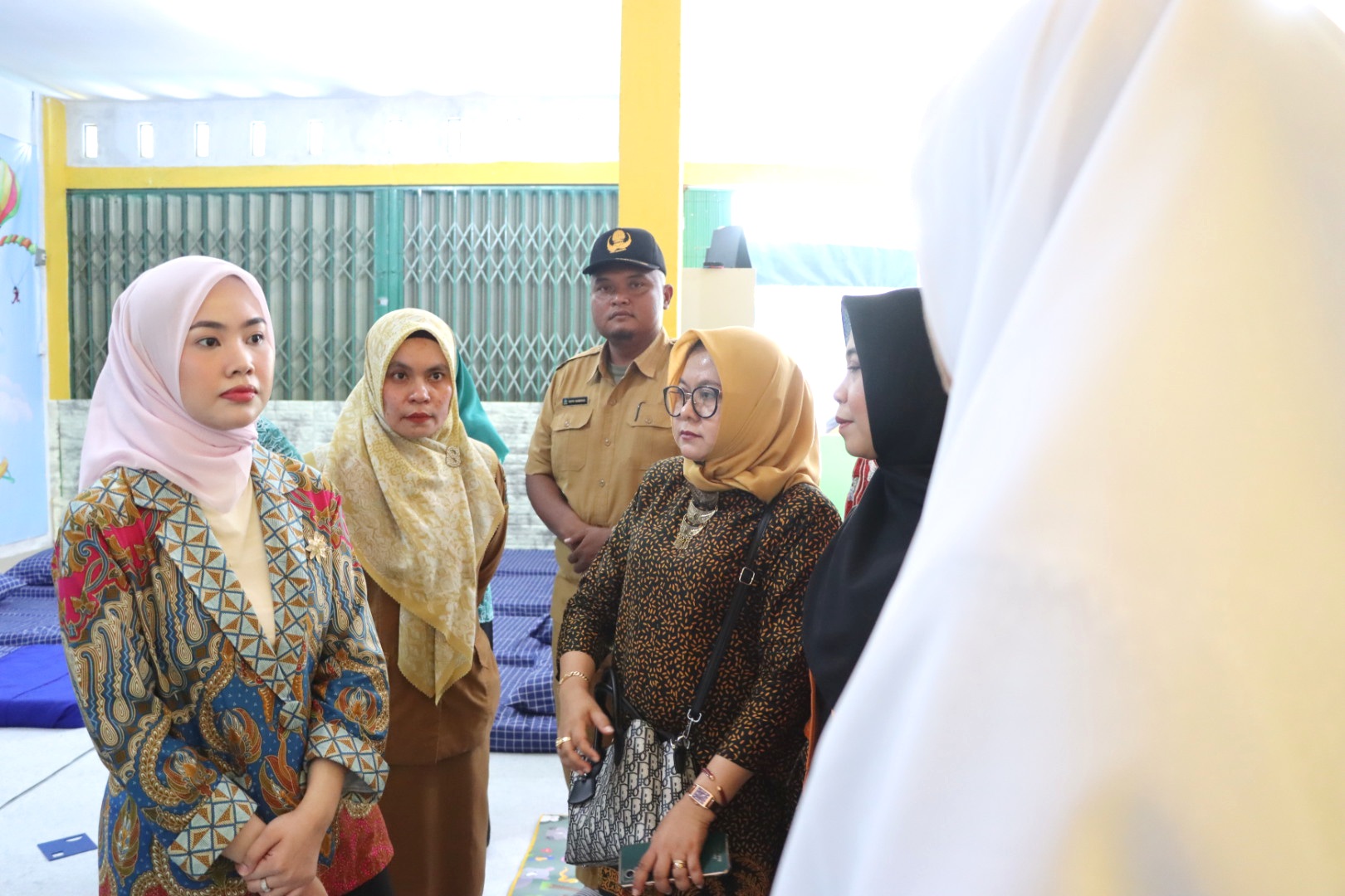 Ketua TP PKK Bintan Hafizha Rahmadhani berbincang bersama beberapa pengurus Rumah Asuh