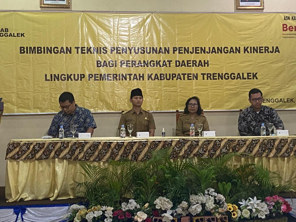 Bupati Trenggalek, Mochamad Nur Arifin, saat membuka bimtek penyusunan penjenjangan kinerja bagi perangkat daerah, di Hotel Hayam Wuruk, Senin (6/3/2023).
