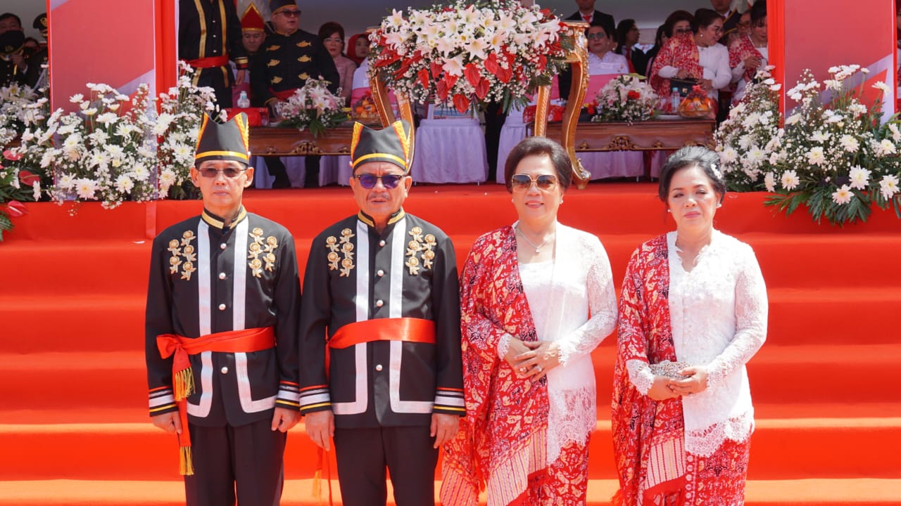Foto bersama Wali Kota Maurits Mantiri dan wakil walikota Bitung, Hengky Honandar bersama ketua TP-PKK dan sekretaris TP-PKK Kota Bitung