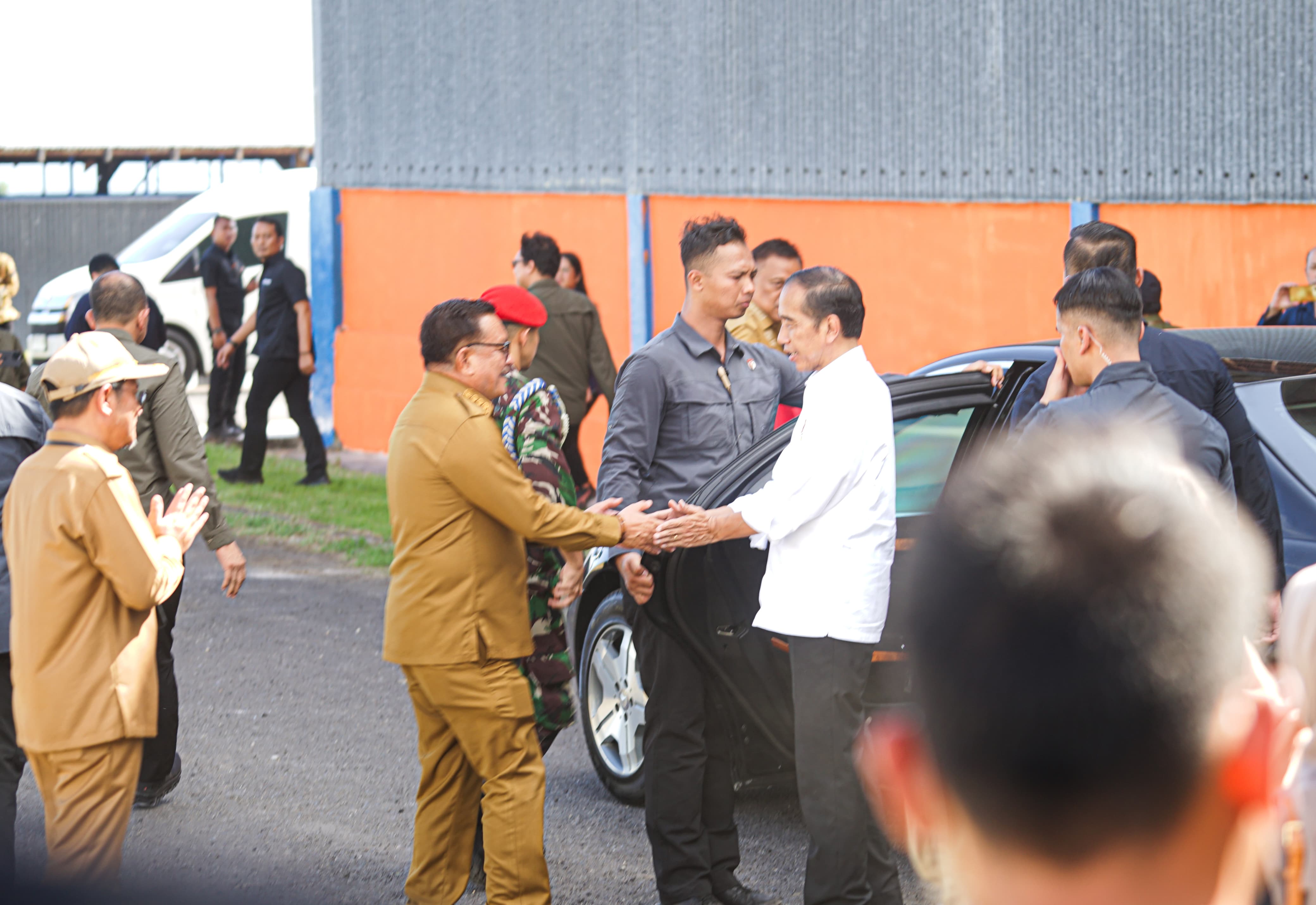 Wali Kota Bitung Maurits Mantiri saat menyambut kedatangan Presiden Jokowi di Gudang Bulog Paceda