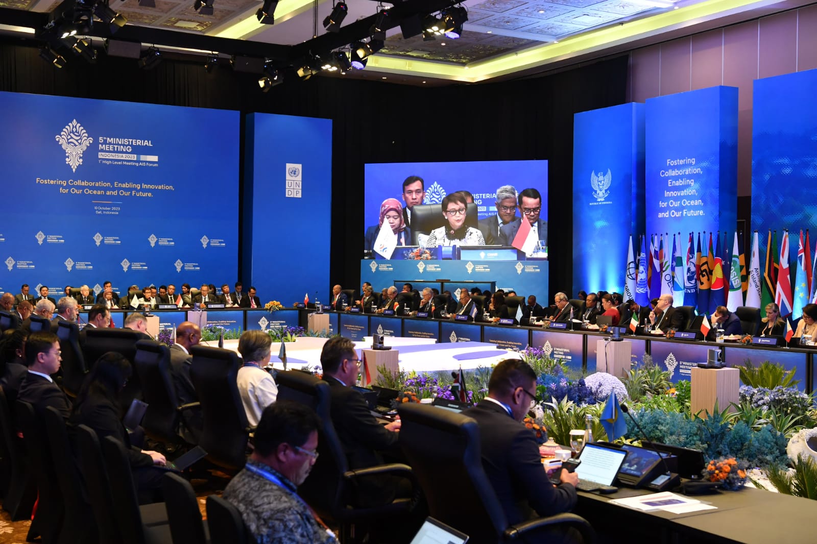 Acara Pertemuan Tingkat Menteri atau Ministerial Meeting (MM) AIS Forum 2023 hari ini dibuka oleh Menteri Luar Negeri (Menlu) Republik Indonesia Retno Marsudi. Selasa (10/10/2023), di Bali Nusa Dua Conference Center, Kabupaten Badung, Provinsi Bali. (Amiri Yandi/InfoPublik)