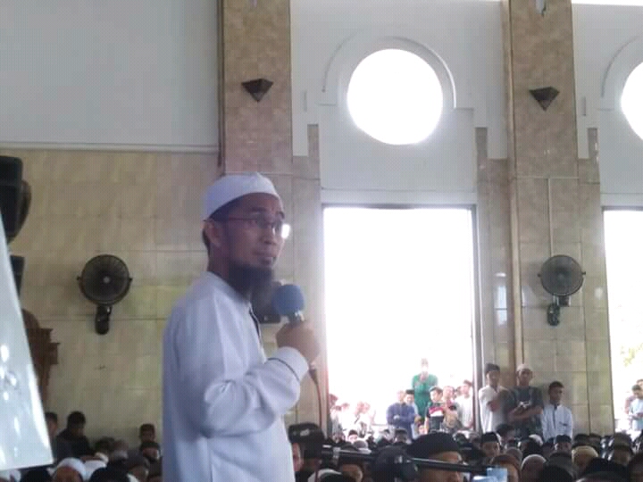 Ustaz Adi Hidayat saat memberikan Tausiah