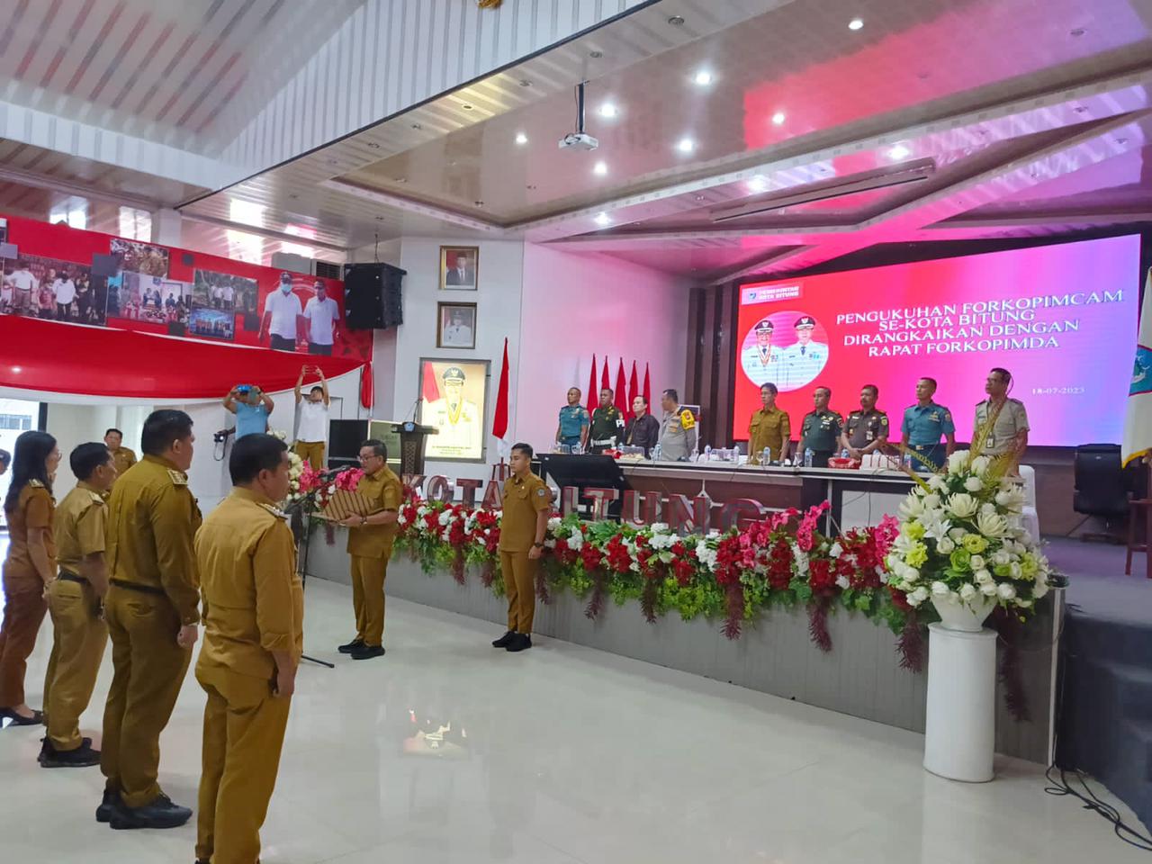 Dandim 1310/Bitung saat foto bersama Walikota Bitung dan Unsur Forkompinda Bitung lainnya