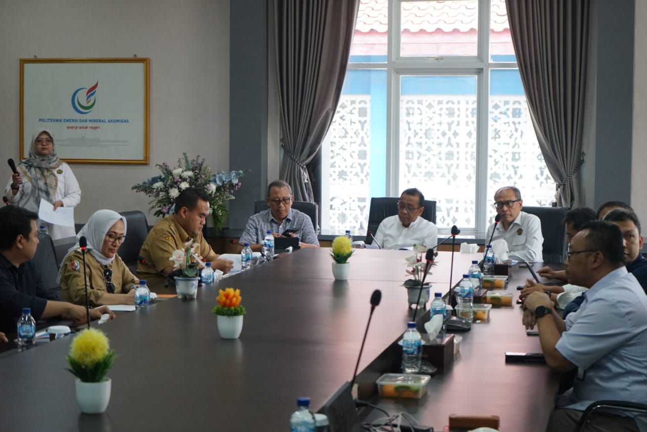 Mensesneg Pratikno bersama Bupati Blora Arief Rohman dan pejabat tinggi membahas kawasan Cepu Raya di PEM Akamigas Cepu.