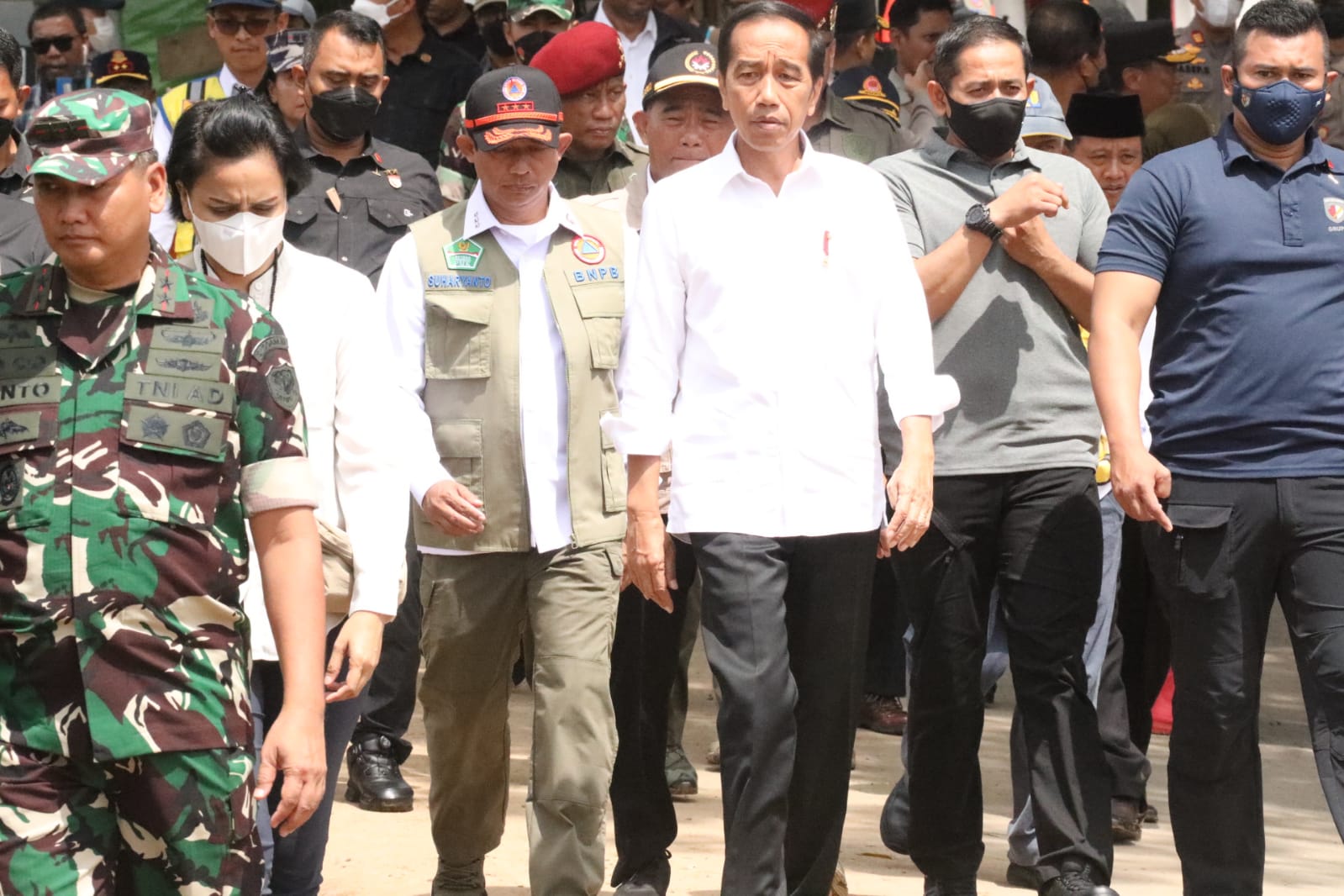 Kepala BNPB Letjen TNI Suharyanto (kemeja putih dengam rompi) saat mendampingi Presiden Joko Widodo (kemeja putih) melakukan peninjauan ke lokasi terdampak di Desa Cijendil, Kabupaten Cianjur, Jawa Barat pada Kamis (24/11).