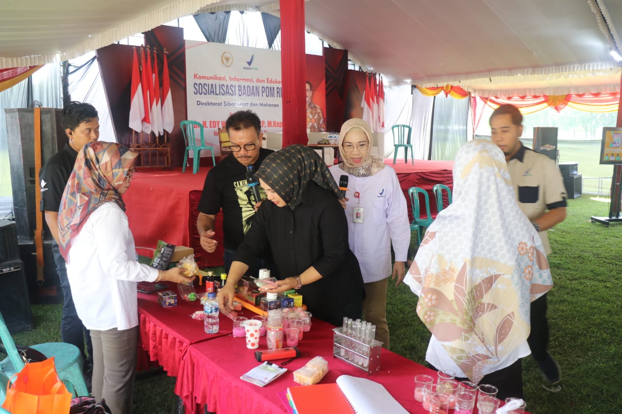 Petugas BPOM dan anggota DPR RI saat bertemu dengan ratusan pelaku usaha kuliner dan ibu rumah tangga di Desa Kapuan kecamatan Cepu kabupaten Blora.