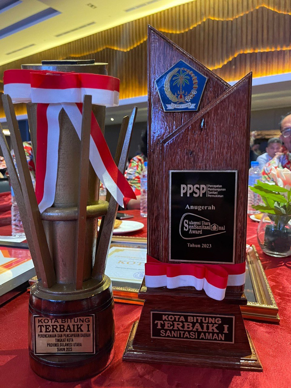 Wakil Gubernur Sulut saat menyerahkan trophy penghargaan kepada Sekda Kota Bitung