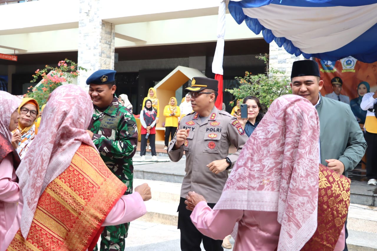 Bupati Roby dan FKPD Bintan berjoget Nona Singapura mengisi semarak Peringatan Hari Lansia
