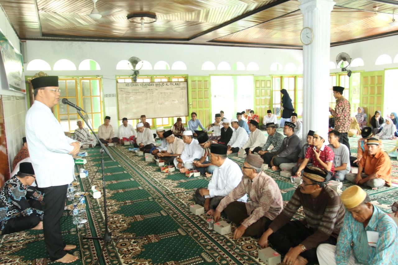 Gubernur Bengkulu Rohidin Mersyah menyerahkan Bantuan CSR Bank Bengkulu.