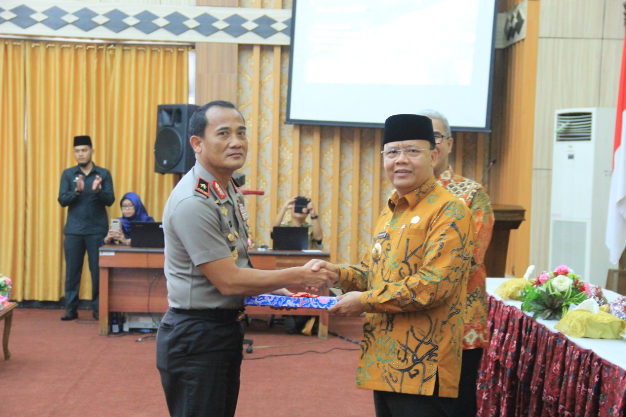 Gubernur Bengkulu Rohidin Mersyah menyerahkan secara resmi Daftar Isian Pelaksanaan Anggaran (DIPA) ke Kapolda Bengkulu