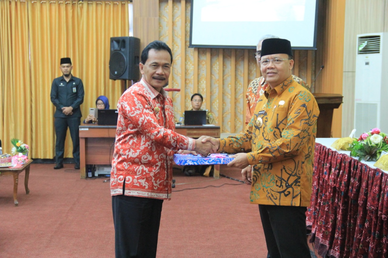 Gubernur Bengkulu Rohidin Mersyah menyerahkan secara resmi Daftar Isian Pelaksanaan Anggaran (DIPA) ke Bupati Benteng