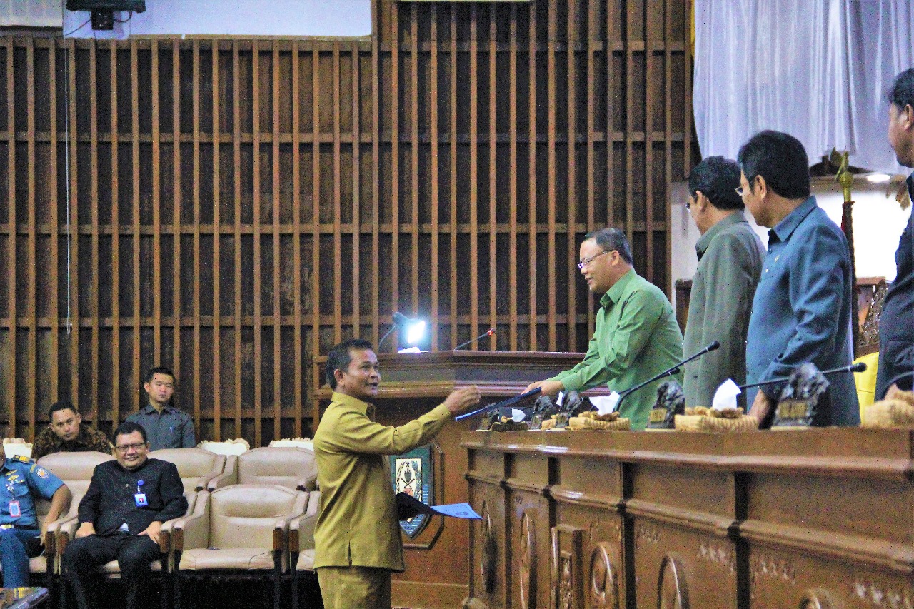 DPRD-Gubernur Bengkulu Dr. H. Rohidin Mersyah, MMA menghadiri Rapat Paripurna DPRD Provinsi Bengkulu yang ke -12.