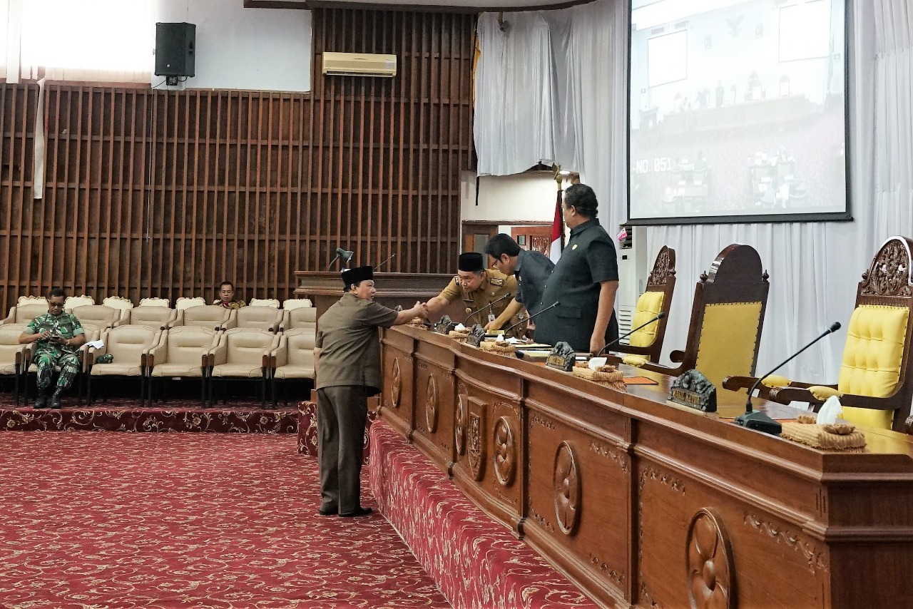 DPRD-Mewakili pemerintah Provinsi Bengkulu, Kepala Biro Administrasi Perekonomian dan SDA Setda Provinsi Bengkulu Anzori Tawakal menghadiri rapat Paripurna DPRD Provinsi Bengkulu.