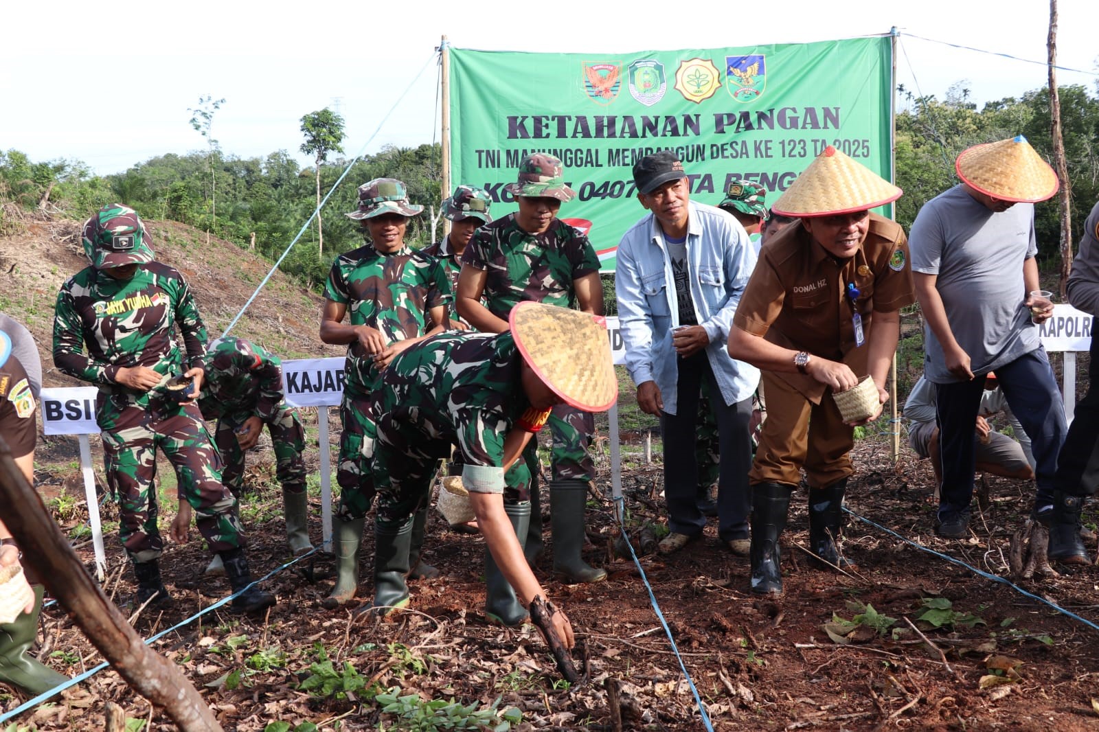 Dansatgas beserta unsur Forkopimda Benteng beriringan tanam padi gogo, diikuti ratusan prajurit dan masyarakat Desa Tengah Padang.