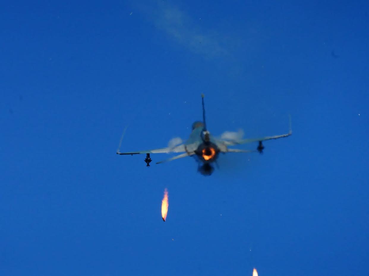 F16
