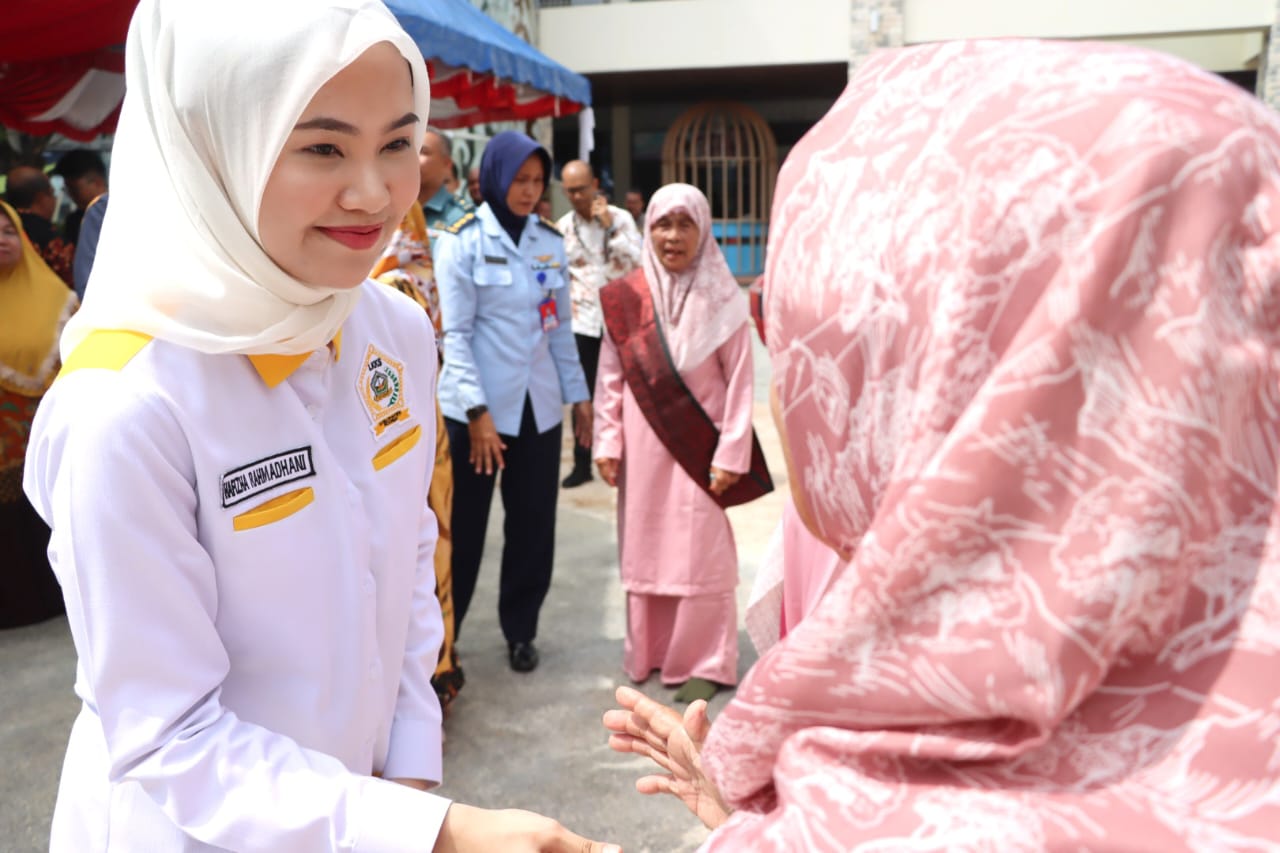 Hafizha Rahmadhani menyerahkan paket sembako dan tambahan makanan nutrisi bagi Lansia