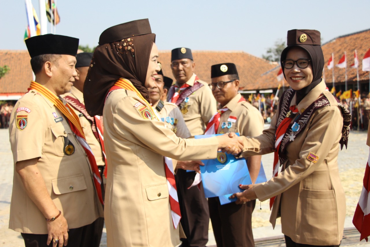 Bupati Brebes saat menyerahkan penghargaan bagi anggota pramuka berprestasi
