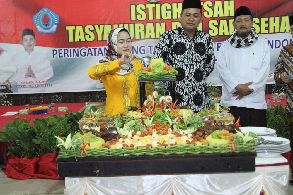 Usai Acara Bupati Brebes Hj. Idza Priyanti Lakukan Pemotongan Tumpeng di dampingi Wakil Bupati H.Narjo