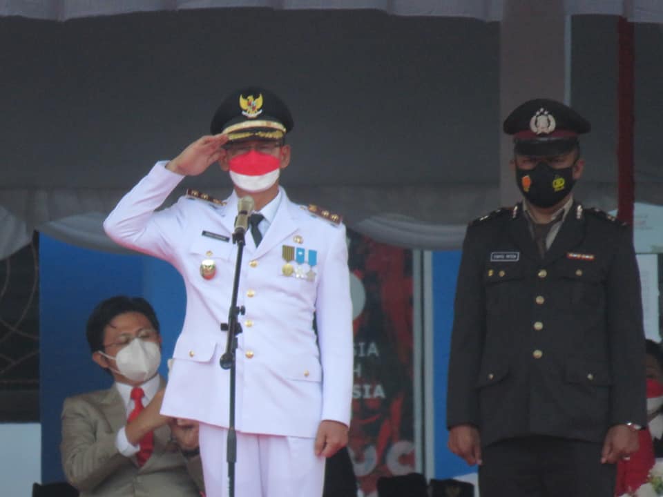 Wakil walikota Bitung saat menjadi inspektur upacara pada penurunan bendera