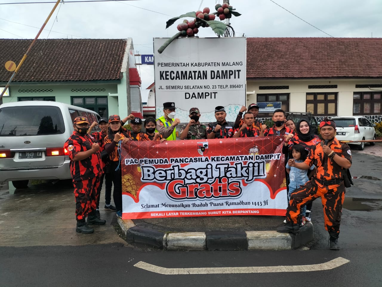 PAC PP Dampit, saat berbagi takjil dan masker