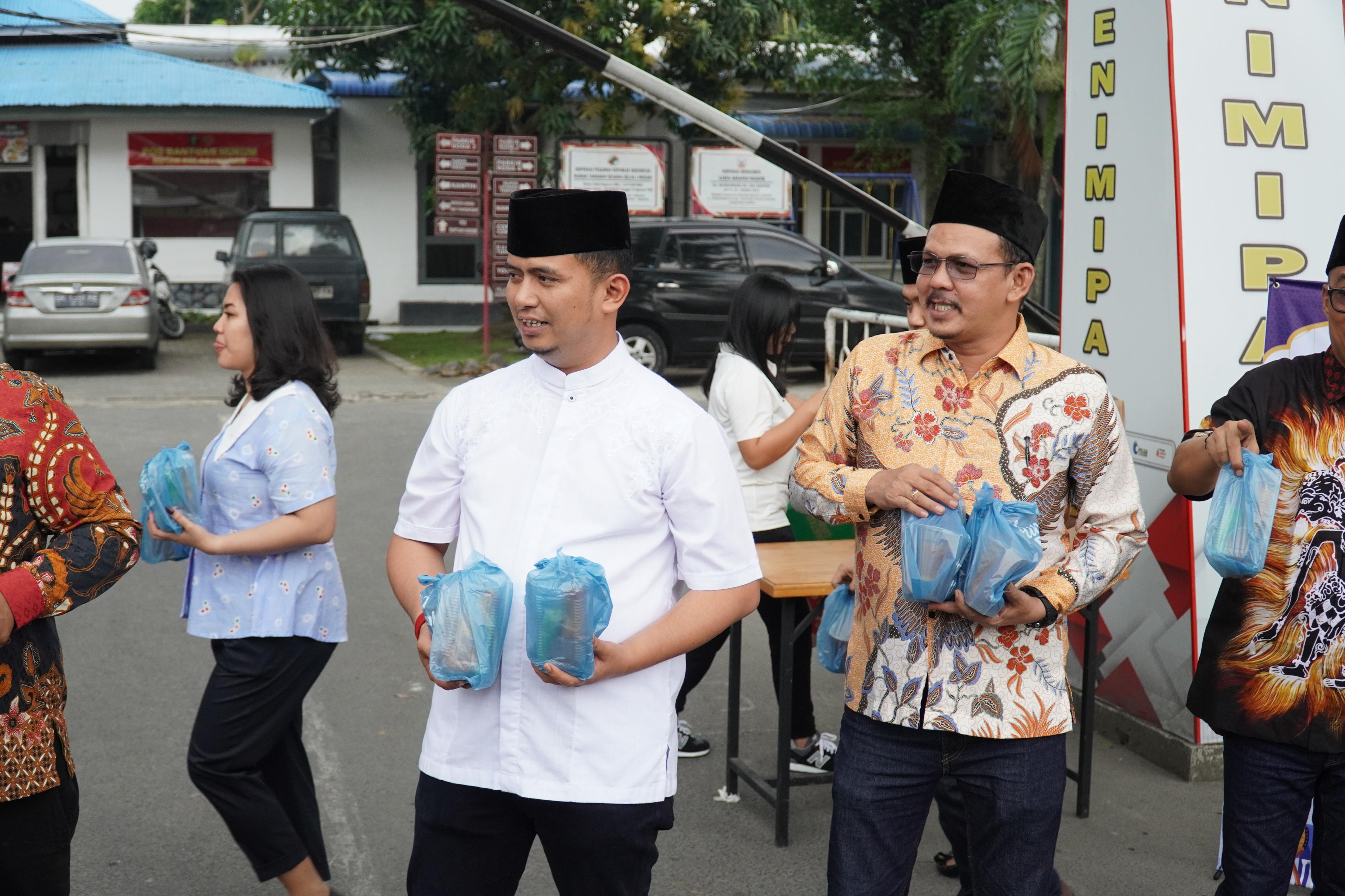 Karutan Kelas I Medan Giat Bagi Takjil Gratis