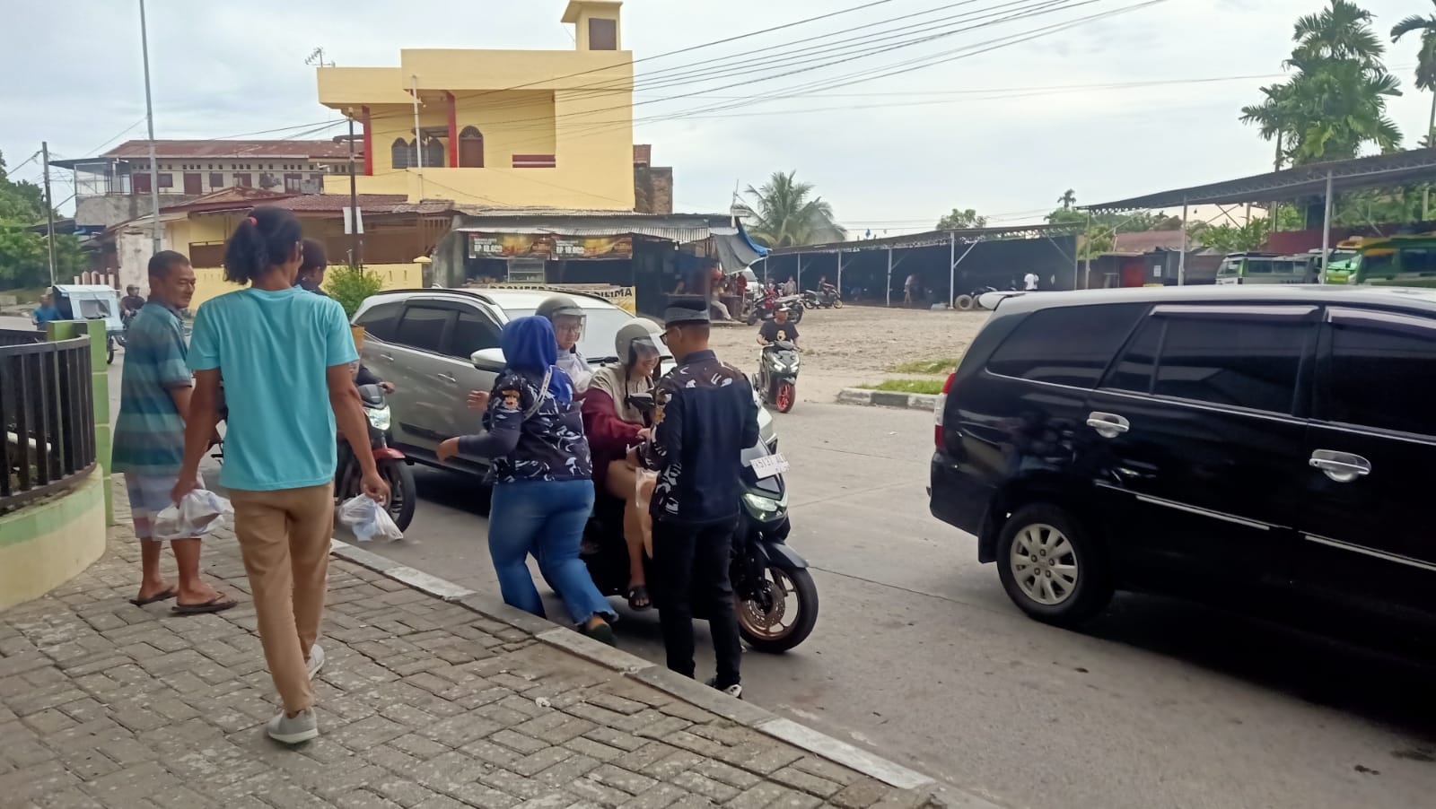 Prosesi Berbagi Takjil Oleh AMPI di Jalan Simpang Pos Medan.