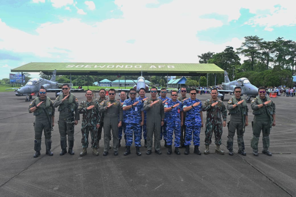 Danlanud Soewondo Beserta Pilot Pesawat Tempur dan PJU Lakukan Poto Bersama Usai Atraksi