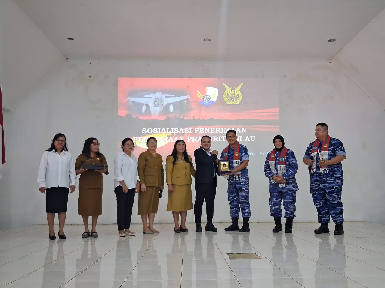 Poto Bersama dan Penyerahan Cenderamata Usai Kegiatan Sosialisasi