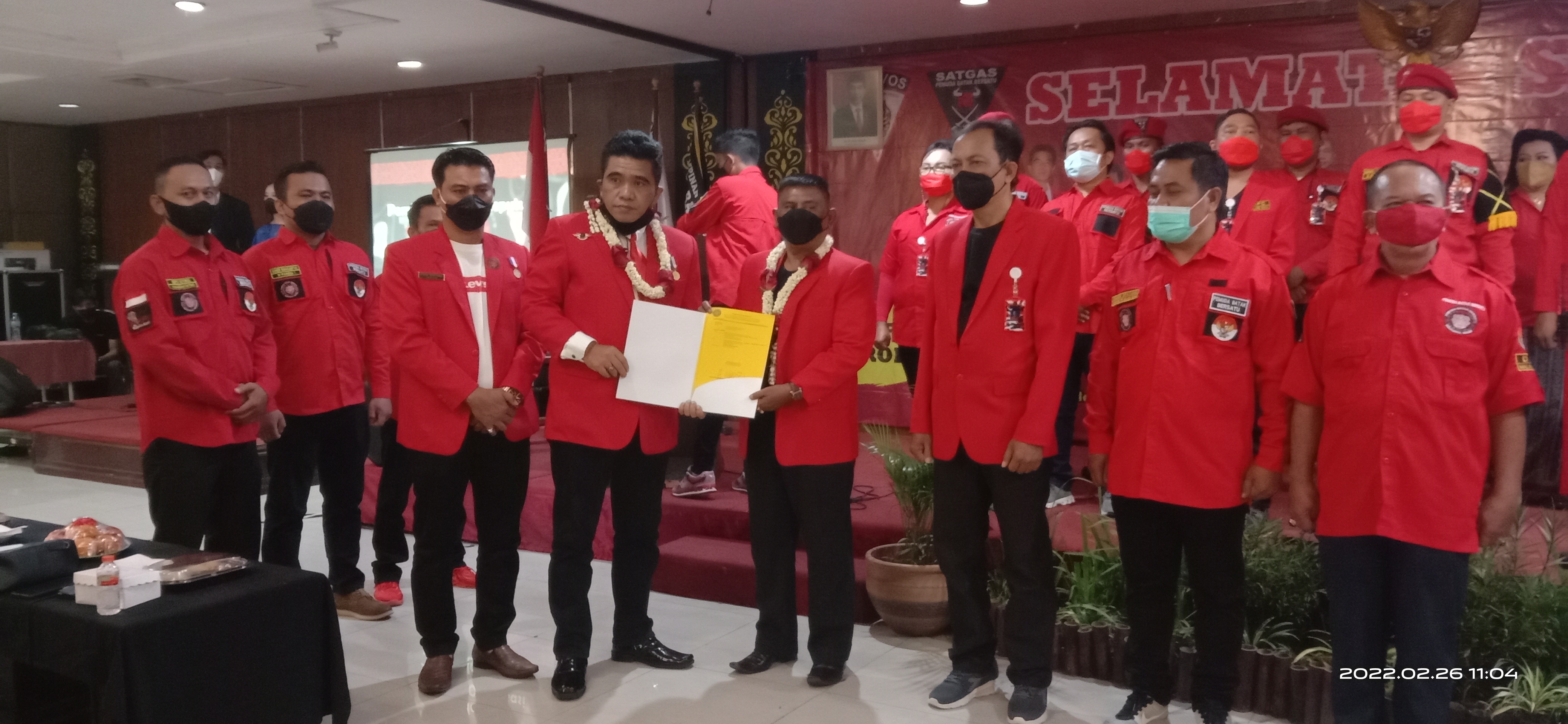 Penyerahan Surat Keputusan oleh Ketua PBB DPD Jatim kepada Ketua PBB DPC Malang Raya