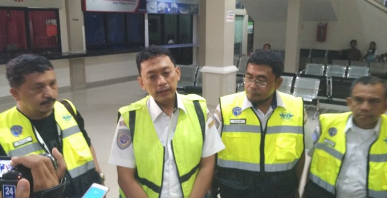 Kepala Bandara Fatmawati Soekarno Bengkulu Anies Wardhana saat memberikan keterangan kepada media pasca insiden Lion Air