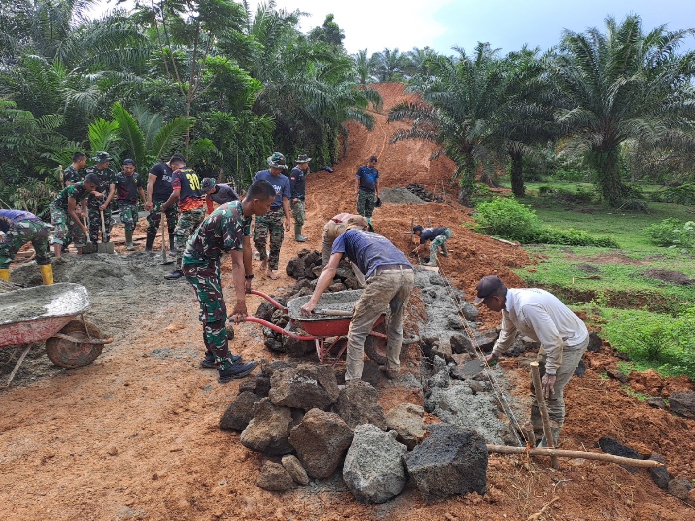 Memaksimalkan konstruksi jalan. Di titik dataran rendah dibangun pelapis tebing memperkuat tanah timbunan.