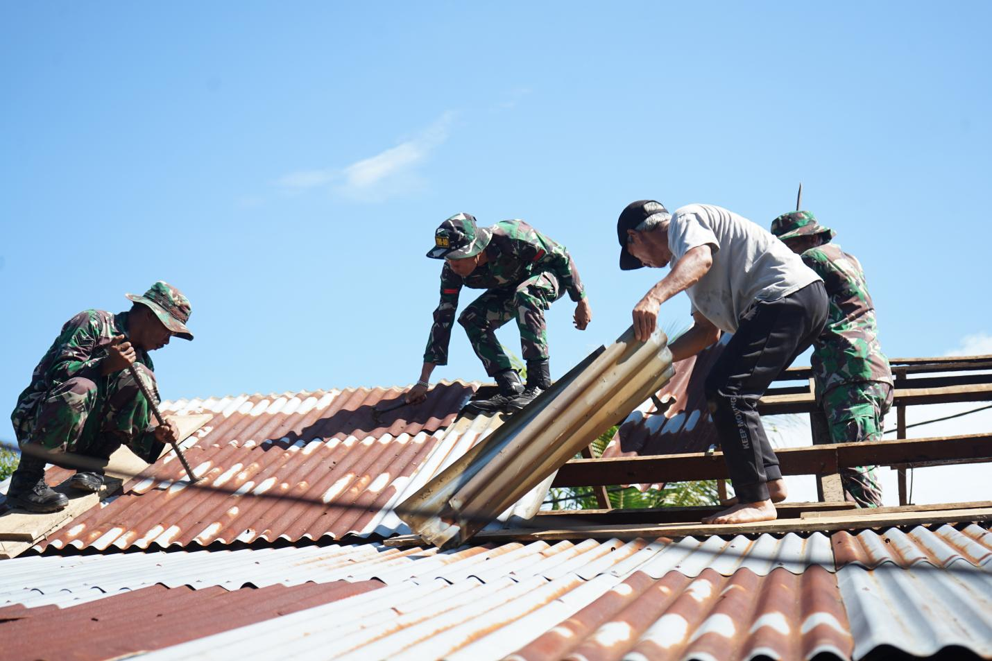 Satgas dan masyarakat berjibaku merehab RTLH.